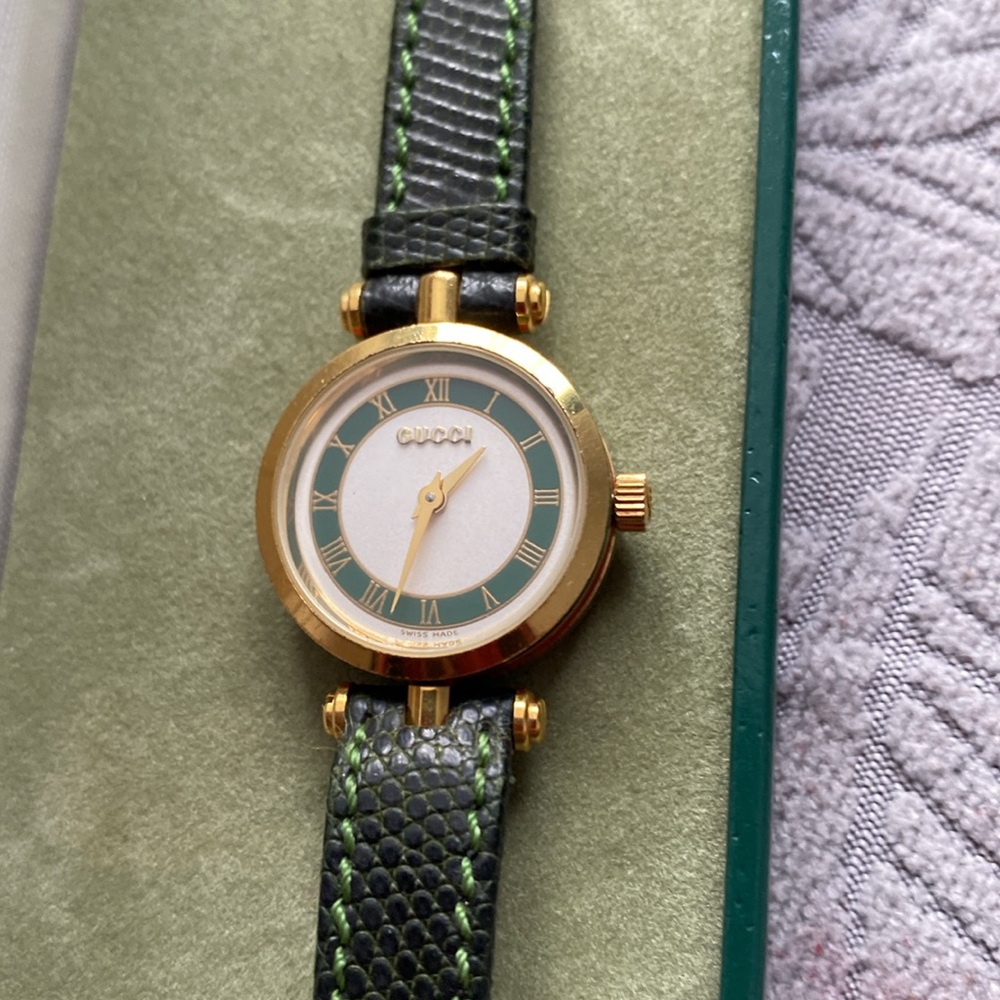 Gucci Women's Vintage "Sherry Line" Gold and Green Watch. - Picture 4 of 6